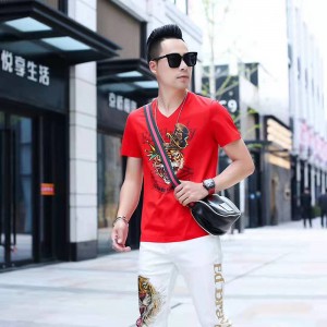 T-léine chniotáiltena bhfear